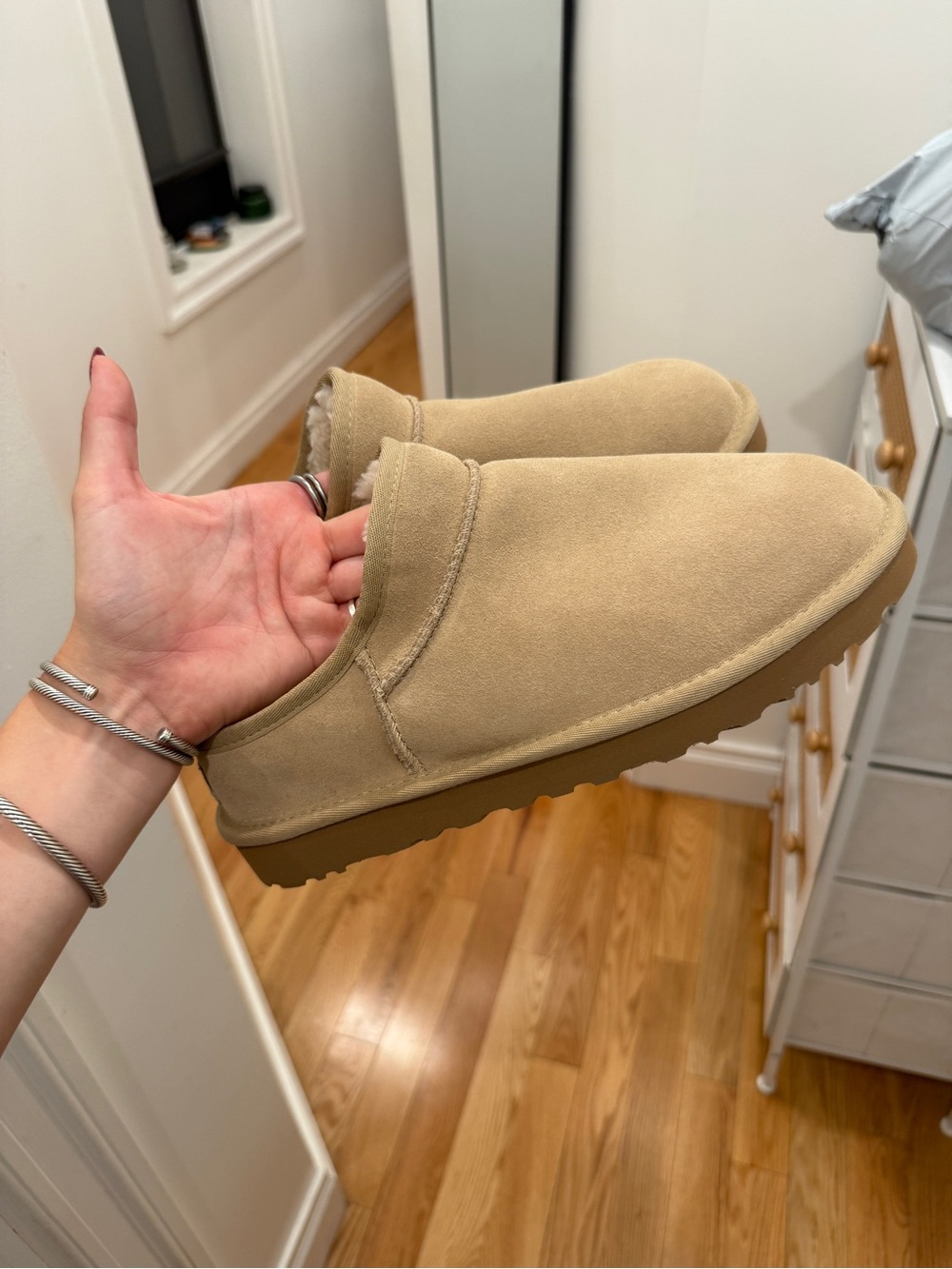 UGG classic slipper in sand